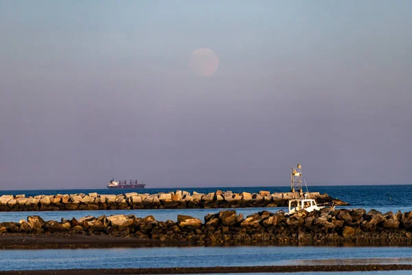 Měsíc Stoupá Nad Čluny Skály Oceánu — Stock fotografie