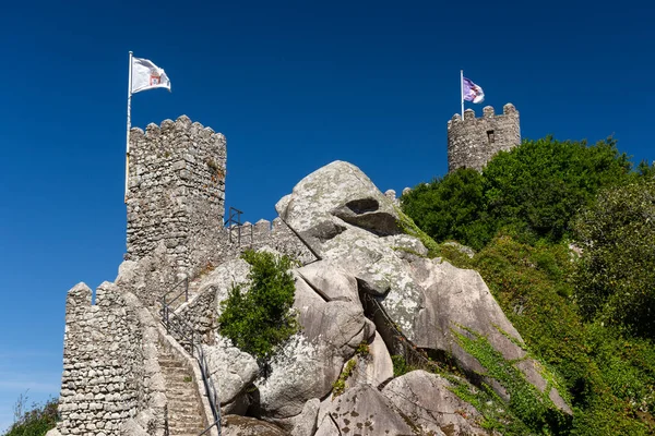 葡萄牙里斯本附近辛特拉古老而荒凉的城堡墙壁和塔的美丽景色 — 图库照片