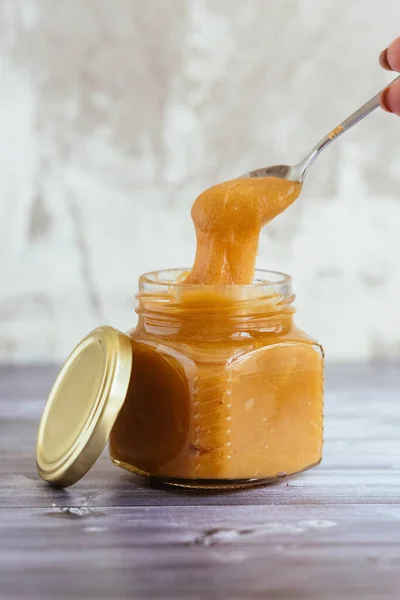 Caramello Fatto Casa Barattolo Con Cucchiaio — Foto Stock