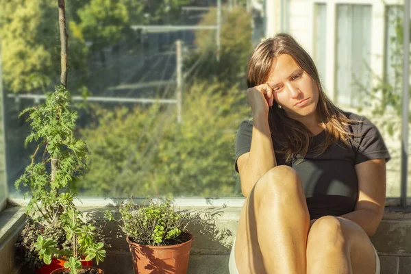 Vrouw Depressief Tijdens Quarantaine Het Balkon — Stockfoto