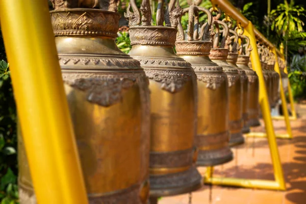 Tayland Halk Tapınağı Nda Bir Sürü Çan Astım — Stok fotoğraf