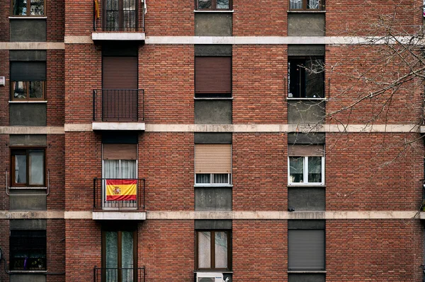 Bandeira Espanhola Pendurada Pequena Varanda Velho Edifício Residencial Vários Andares — Fotografia de Stock
