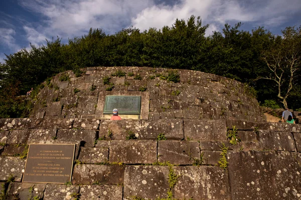 Giovane Uomo Guardando Tennesee North Carolina State Line Stone — Foto Stock