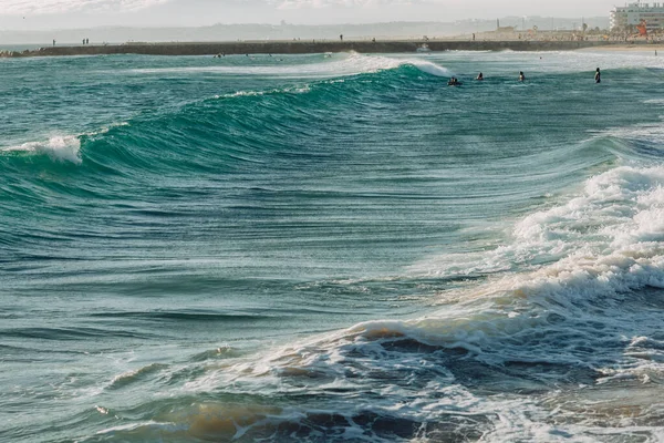 背景にある海の波は — ストック写真