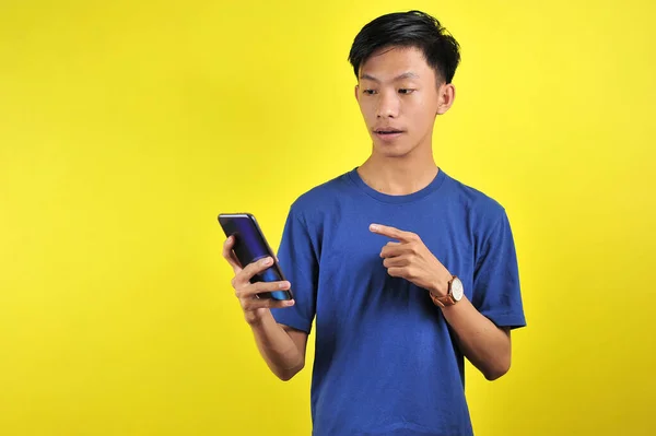 Geschokt Gezicht Van Aziatische Man Wit Shirt Zoek Naar Telefoon — Stockfoto