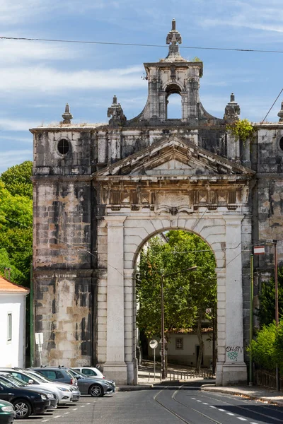ポルトガルリスボンの中心部にある古い歴史的なアーチと都市の建物への美しい眺め — ストック写真