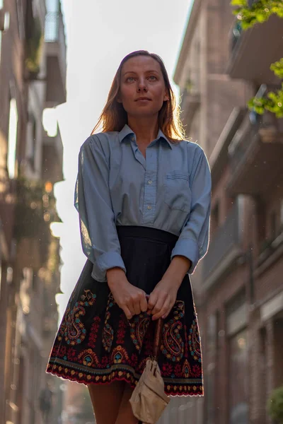 Mulher Loira Bonita Posando Rua Contra Sol — Fotografia de Stock