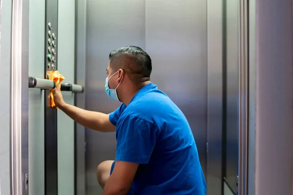 Maintenance Personnel Disinfecting Elevator Buttons Avoid Covid19 — 图库照片