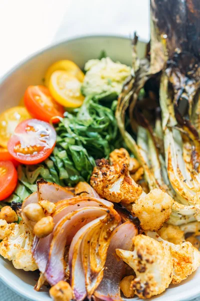 Pollo Alla Griglia Con Verdure Salsa — Foto Stock