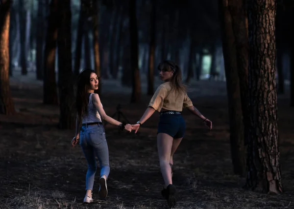 Twee Meisjes Het Bos Vluchten Doodsbang — Stockfoto