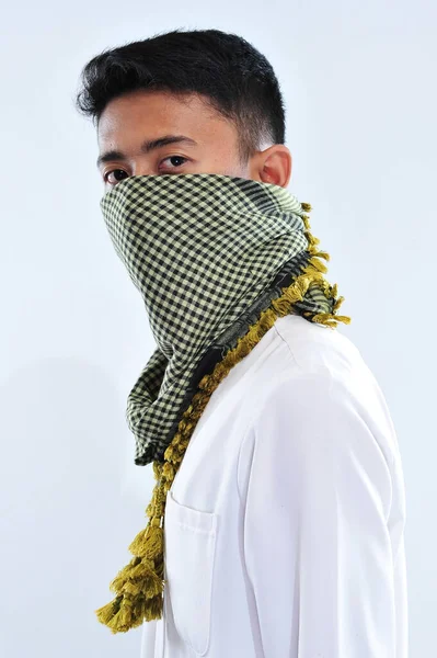 Retrato Joven Hombre Musulmán Asiático Guapo Usando Serbán Keffiyeh Cubierta —  Fotos de Stock