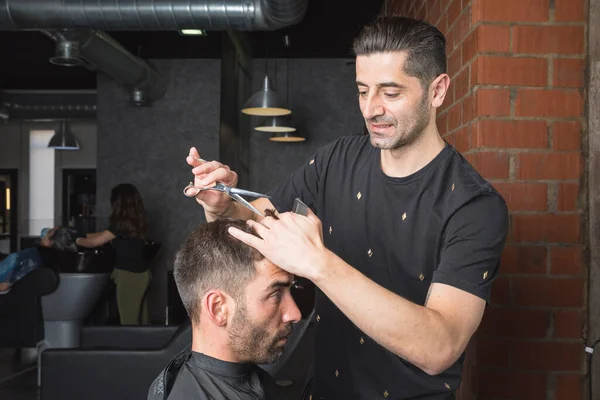 Coiffeur Masculin Faisant Coupe Cheveux Pour Son Client Dans Salon — Photo
