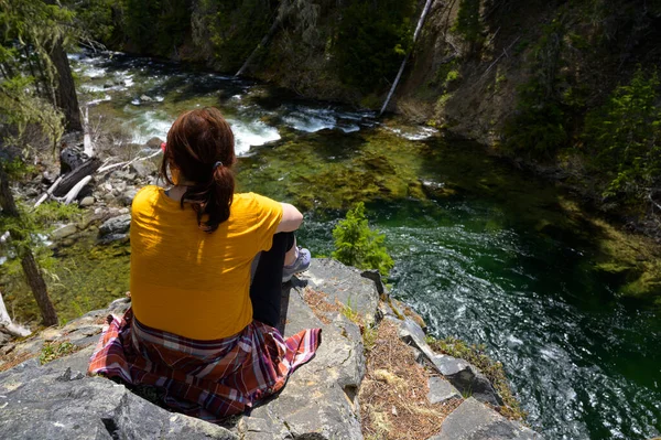 Female Hiker Sitting Cliff River — Stock Photo, Image