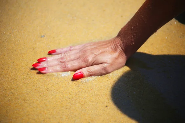 Vrouwenhand Met Een Wit Zand Het Strand — Stockfoto