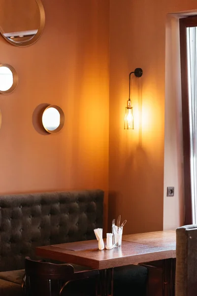 Kavárna Interiér Teplým Světlem — Stock fotografie