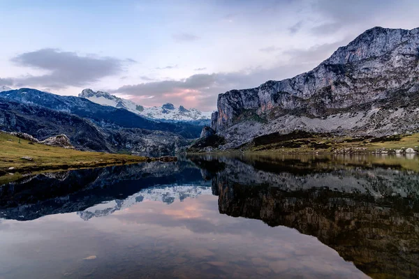 Άποψη Των Λιμνών Covadonga Ηλιοβασίλεμα Λίμνη Ερτσίνα — Φωτογραφία Αρχείου