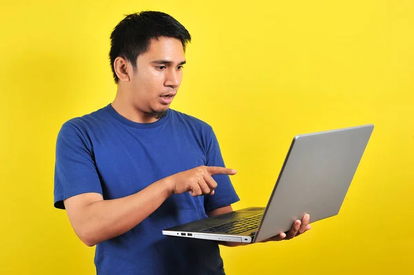 Asyalı Adam Laptopta Gördüklerini Şok Etti Sarı Arka Planda Izole — Stok fotoğraf