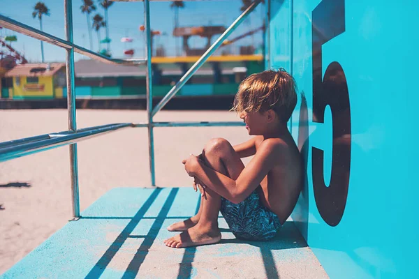 Хлопчик Позує Грає Пляжі — стокове фото