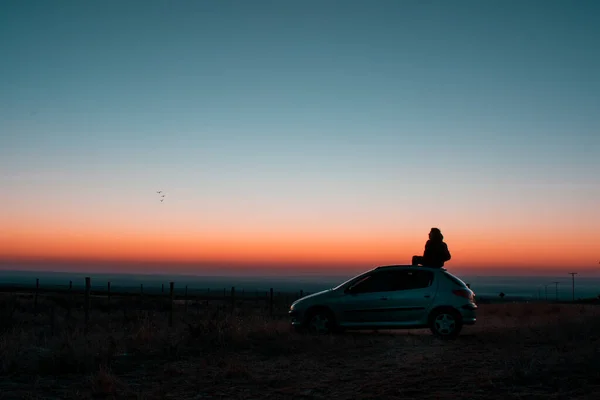 Silhouette Man Woman Sitting Road Sunset — Stock Photo, Image