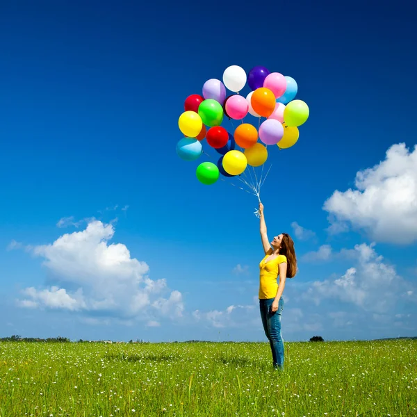 Szczęśliwa Młoda Kobieta Kolorowymi Balonami Zielonej Łące — Zdjęcie stockowe
