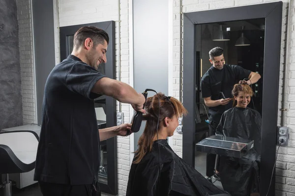 Coiffeur Masculin Faisant Coupe Cheveux Pour Son Client Dans Salon — Photo