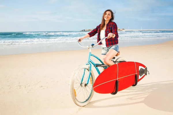Surfer Młoda Kobieta Jazda Rowerze Plaży — Zdjęcie stockowe