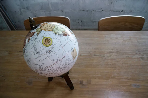 テーブルの上に飾られたヴィンテージの地球 ストックフォト — ストック写真