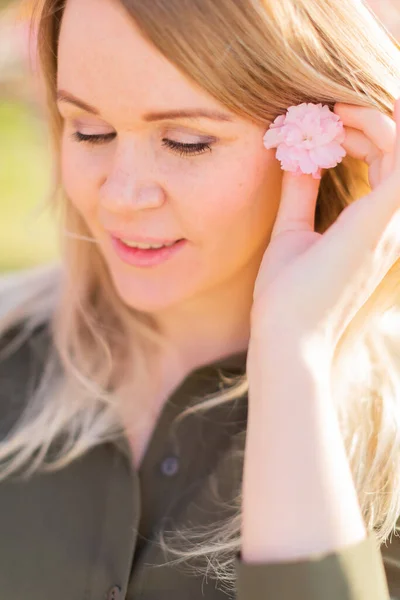 Mujer Embarazada Rubia Pecosa Parque Primavera Con Árboles Sakura Poca — Foto de Stock