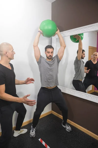 Jongeman Doet Persoonlijke Training Met Instructeur — Stockfoto