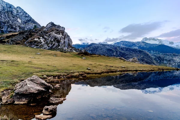 Kilátás Tavak Covadonga Naplemente Ercina — Stock Fotó