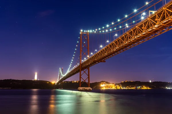 ポルトガルのリスボン中心部にあるTejo川にかかる25 Abril Bridgeへの美しい景色 — ストック写真