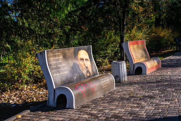 Одесса, Украина 11.05.2019. Художественно оформленные уличные скамейки в парке Шевченко в Одессе, Украина, в солнечный осенний день