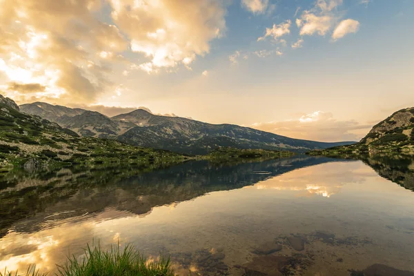 Λίμνη Πόποβο Στο Μπέζμπογκ Της Βουλγαρίας Και Αντανάκλαση Των Βουνών — Φωτογραφία Αρχείου