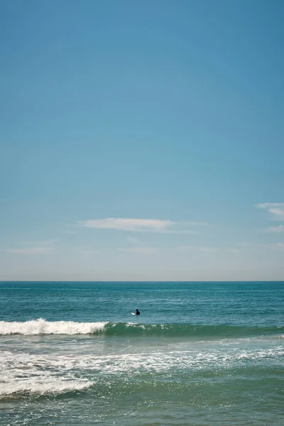 韓国の海岸から波をキャッチするためにパドリングサーファー — ストック写真