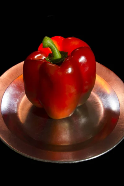 Красный Перец Capsicum Annuum Алюминиевой Пластины Блюдо Черном Фоне Заднем — стоковое фото