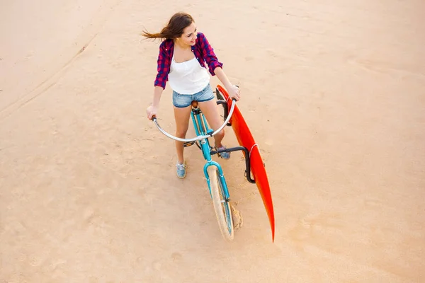 Surfer Giovane Donna Sella Alla Sua Bicicletta Sulla Spiaggia — Foto Stock