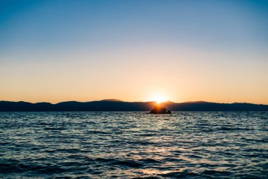 Denizin üzerinde güzel bir gün batımı