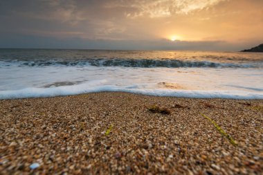 Sahilde gündoğumu.