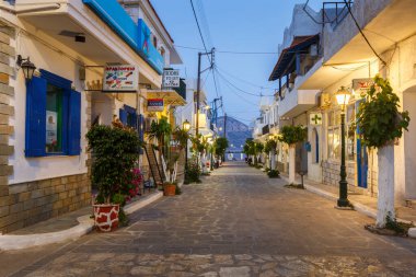 Fourni, Yunanistan - 29 Nisan 2018: Yunanistan 'ın Fourni kentindeki ana caddenin manzarası.