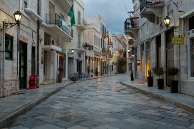 Yunanistan 'ın Syros adasında Ermoupoli Caddesi.