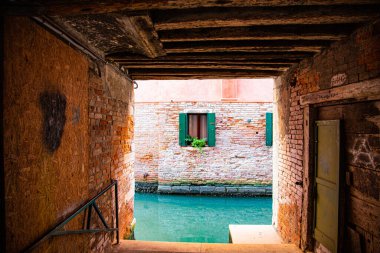 Venedik, İtalya-Ağustos, 2017: Burano, Hırvatistan sokaklarında eski bir cadde