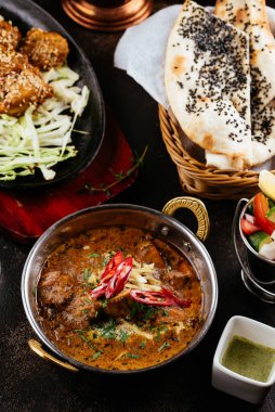 Karanlık bir arka planda Hint yemeği