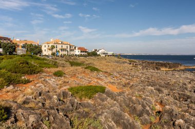 Lizbon, Portekiz yakınlarındaki Cascais 'de okyanus manzaralı binalar ve evler.