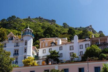 Lizbon, Portekiz yakınlarındaki Sintra şehir merkezindeki tarihi binalar ve şatonun güzel manzarası.