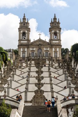Bom Jesus do Monte Kilisesi, Braga, Portekiz 'in eski tarihi merdivenlerinin güzel manzarası
