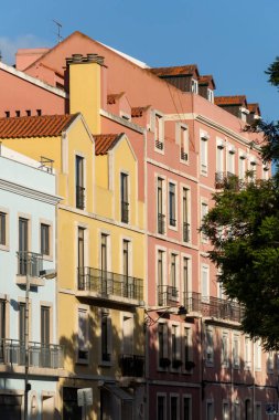 Lizbon, Portekiz 'in merkezindeki eski tarihi şehir binalarına güzel manzara