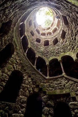 Quinta da Regaleira, Sintra, Lizbon, Portekiz yakınlarındaki eski tarihi kuleye güzel bir manzara