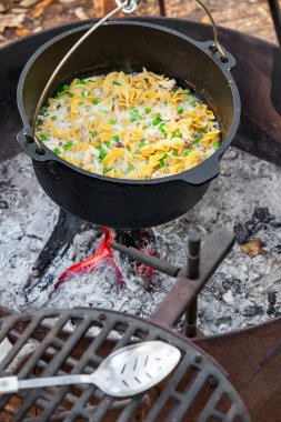 Fırında kazanda pilav pişirmek.