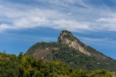 Güzel manzara kurtarıcı İsa 'nın dağın tepesindeki heykeli mavi gökyüzü ve beyaz bulutlar, Rio de Janeiro, Brezilya
