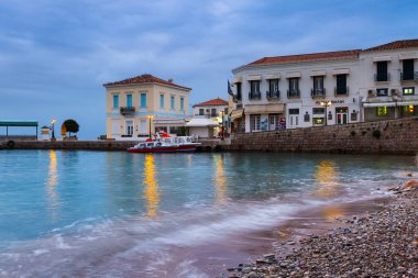Spetses köyünün ve limanının sabah manzarası, Yunanistan.